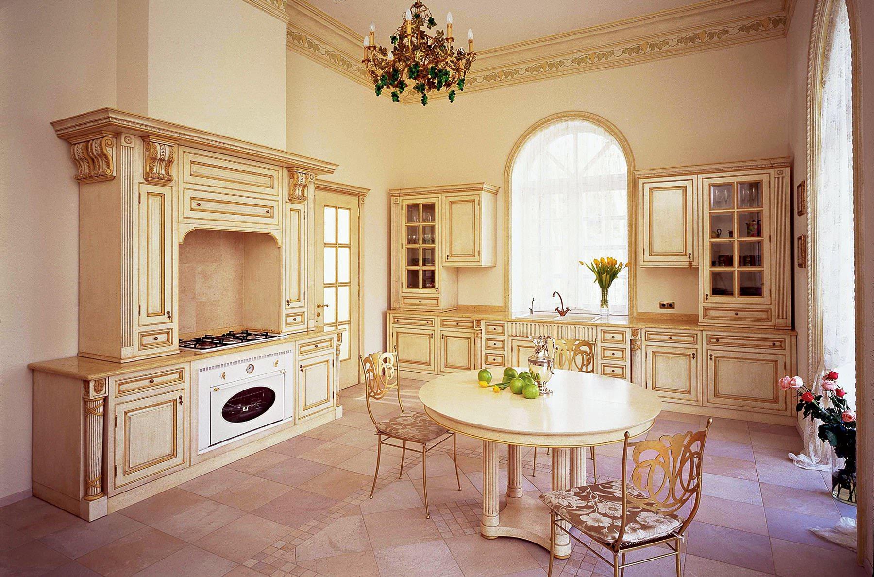 Fönster i ett klassiskt kök är inte av minst vikt och måste dekoreras i enlighet med inredningen