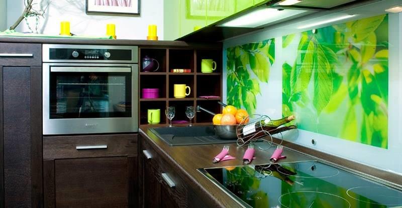 Mobilierul și ustensilele de bucătărie pot fi o parte funcțională a decorului general al pereților.