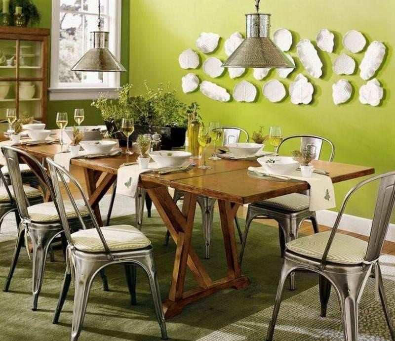 Nuanțele luminoase de culori naturale de pe pereții bucătăriei sunt combinate armonios cu mobilierul din lemn