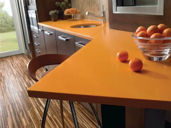 Neutraaleissa väreissä olevaan keittiötilaan sopii kirkkaampi työtaso tai työtaso, jossa on koristeellinen kuvio, mielenkiintoinen koriste