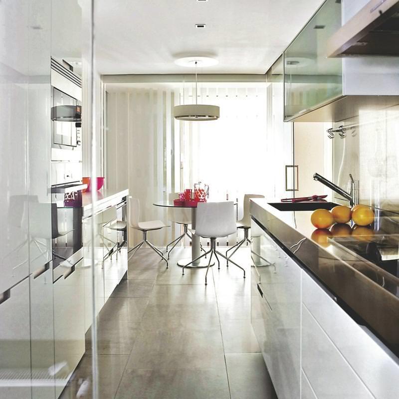 הנחת הרצפה הנכונה באזור מטבח צר ממלאת תפקיד חשוב בתפיסה החזותית של המטבח.