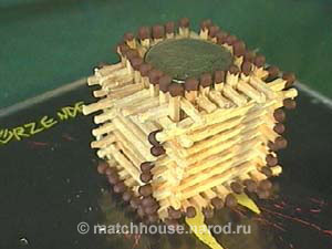 domik-iz-spichek023 Como fazer um castelo de fósforos com suas próprias mãos