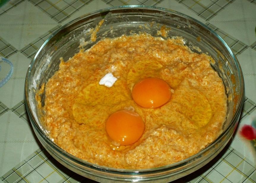 Adăugați ouă și un vârf de sare.