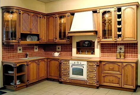 Bucătăria din lemn masiv arată elegant și nobil