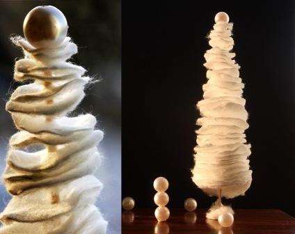 C'è un'altra idea semplice e originale per realizzare un piccolo albero di Natale. Per fare questo, avrai bisogno di uno spiedino di legno, forbici e dischetti di cotone.