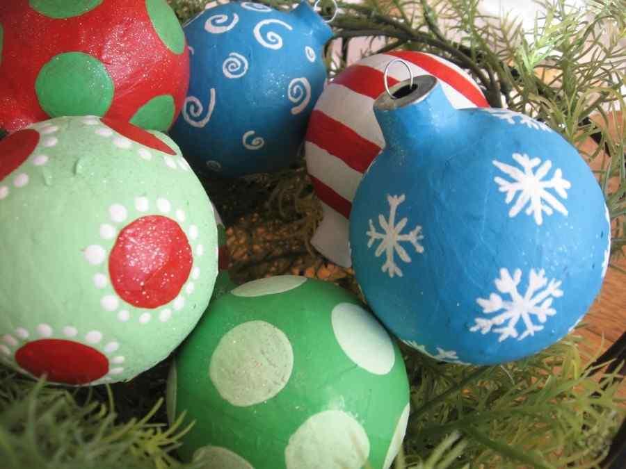 אם אינך רוצה ליצור צעצוע מאפס, תוכל להדביק על עיטור עץ חג המולד מוכן