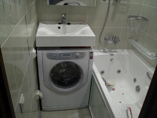 ניתן לחסוך מקום בחדר האמבטיה על ידי הנחת הכיור מעל מכונת הכביסה.