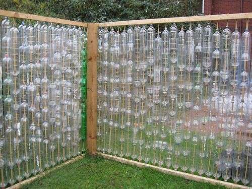 clôture de bouteilles en plastique photo