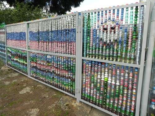 Comment faire une clôture avec des bouteilles en plastique
