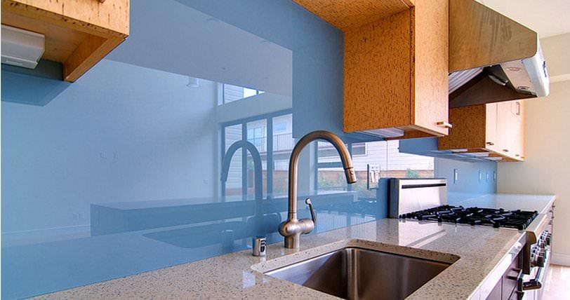 Plastové panely môžu chrániť kuchynské steny aj klasické dlaždice.
