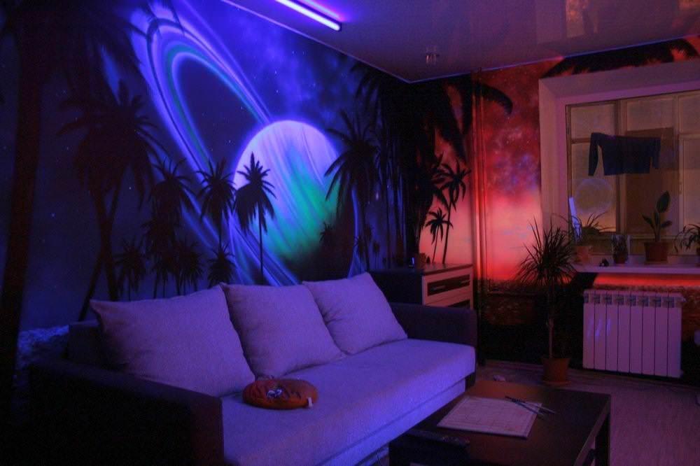 Tapetul cu ultraviolete poate decora unul dintre pereți, de exemplu, cel central sau un fragment de perete
