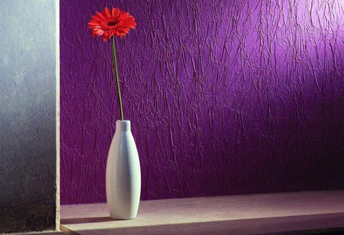Varje kombination av olika färger med lila tapeter kännetecknar en viss riktning i rummets design och skapar en unik atmosfär.