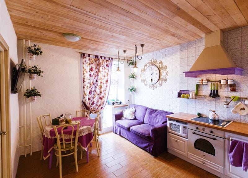 Provence -tyylinen keittiön sisustus violetilla aksentilla