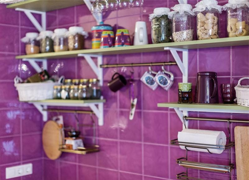 Provence -tyylinen keittiön sisustus violetilla aksentilla