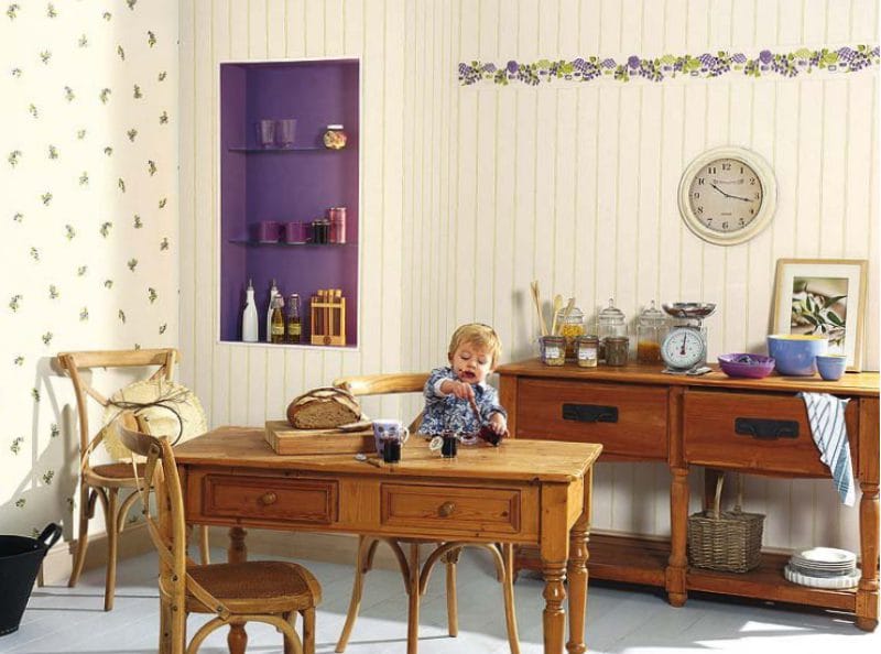 Kapealla seinällä ja violetilla lisävarusteilla maalaistyylisen keittiön sisätiloissa