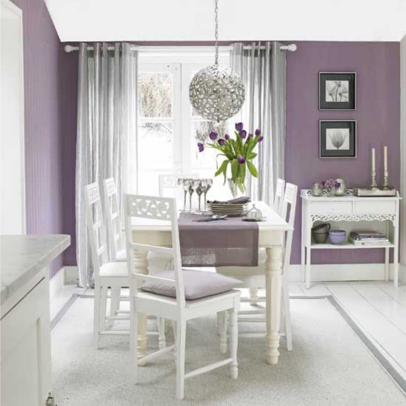 Valkoinen ja violetti keittiö