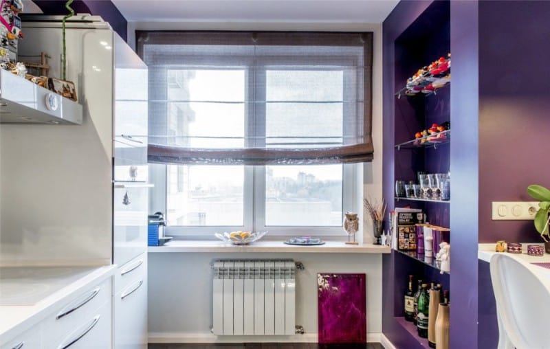 Valkoinen ja violetti keittiö
