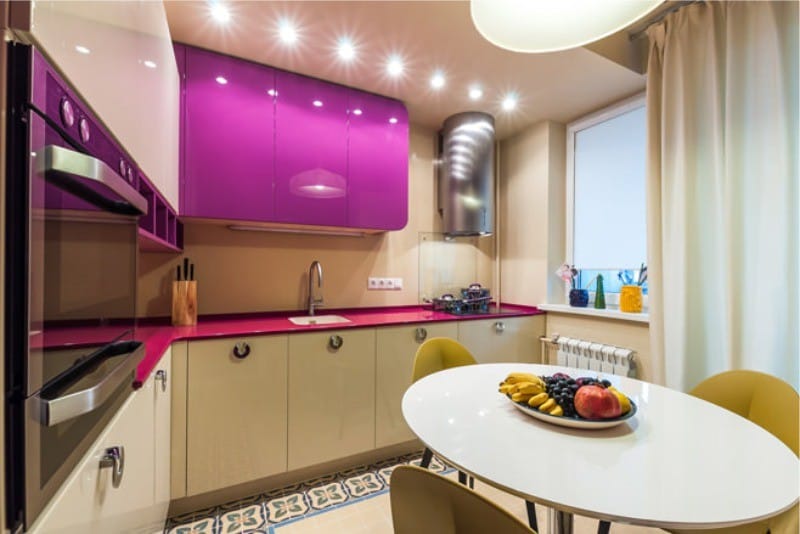 Kelta-violetti keittiö