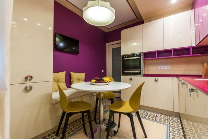 Kelta-violetti keittiö