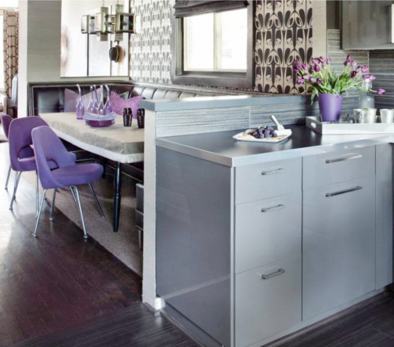Harmaa-violetti keittiö