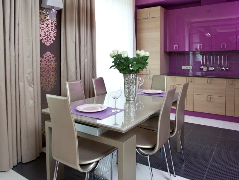 Beige ja violetti keittiö