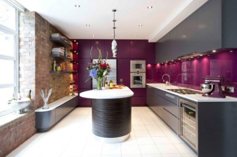 Musta ja violetti keittiö