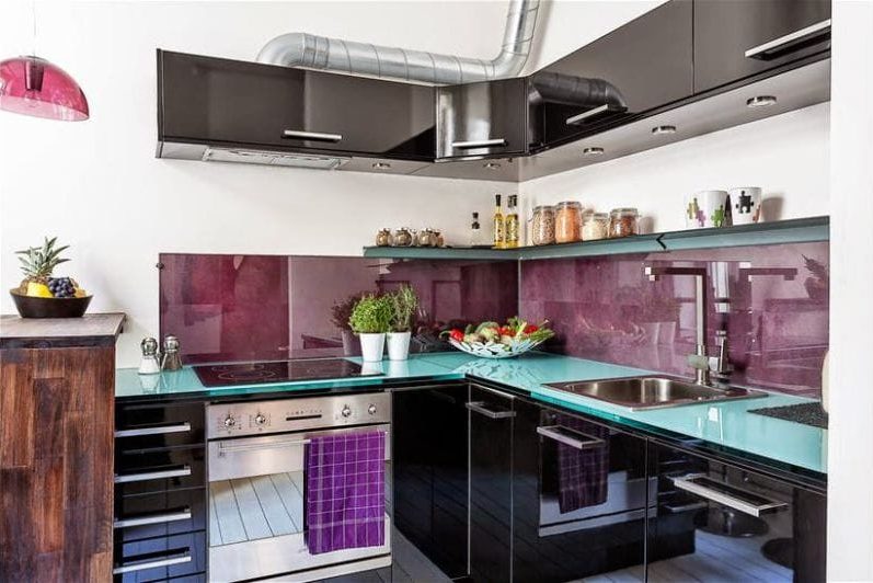 Musta ja violetti keittiö