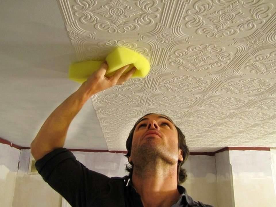Tapetul nețesut pentru vopsire este lipit oarecum mai ușor decât hârtia, deoarece lipiciul se aplică doar pe pereți