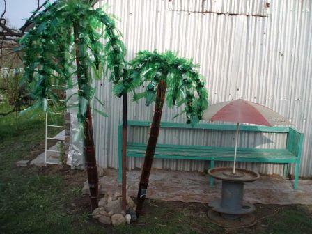 Les palmiers des bouteilles en plastique ont l'air originaux dans la cour