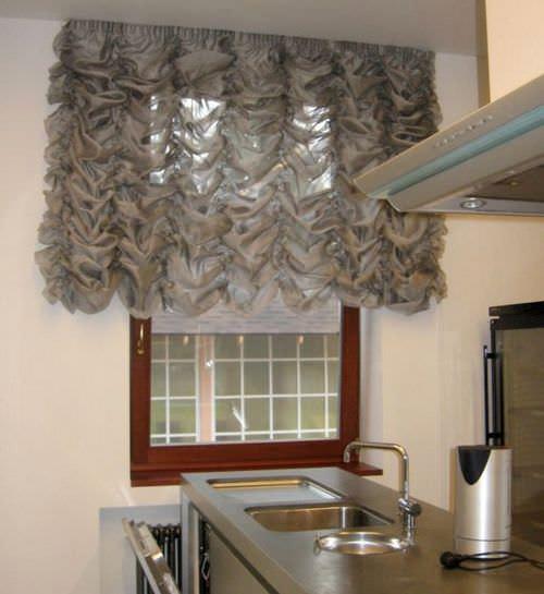 Ranskalainen verho, joka peittää ikkunan keittiön työskentelyalueella, on paras suunnitteluvaihtoehto