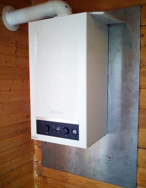A caldeira a gás pode ser pendurada em paredes de madeira apenas se houver um suporte não combustível