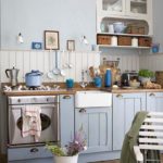 Blått kök i Provence -stil med bänkskiva i trä