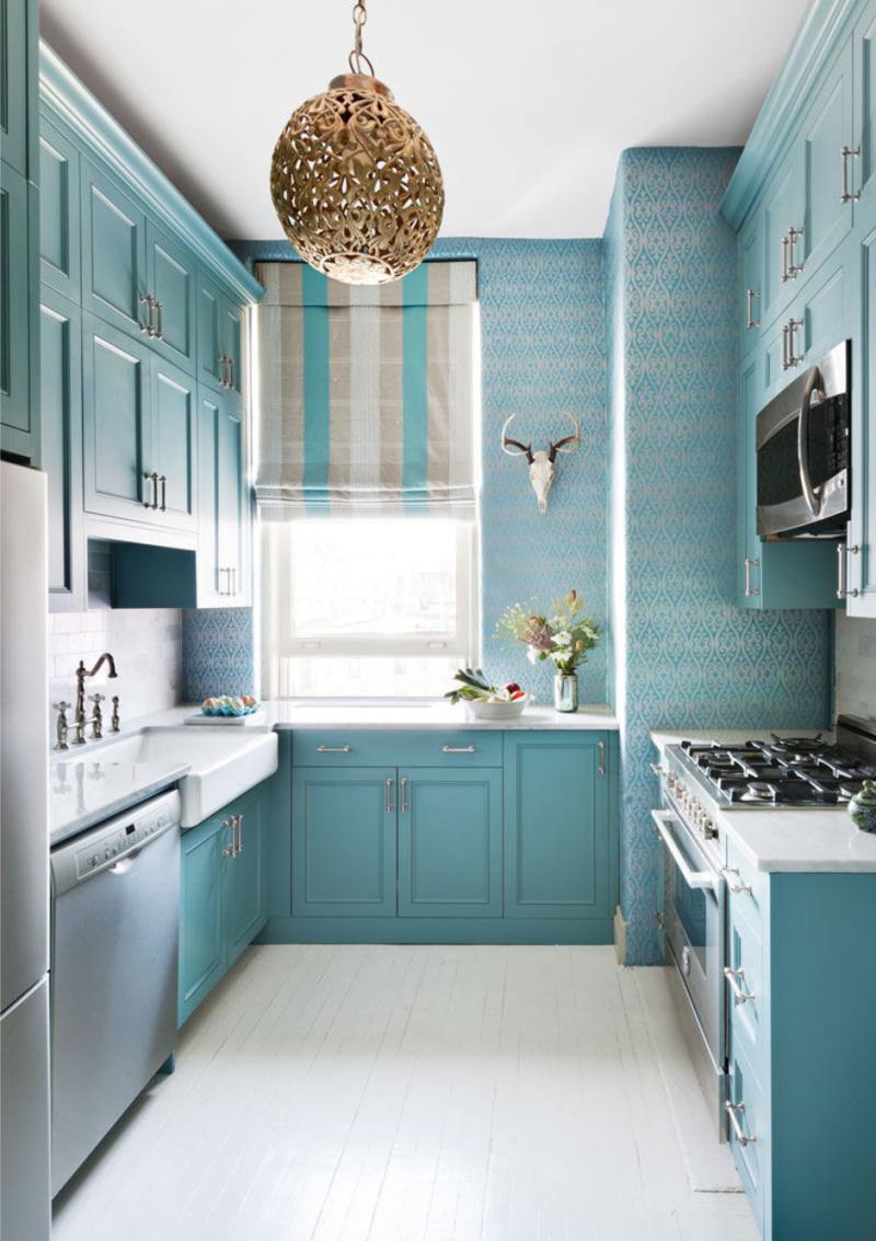 Yksivärinen sininen asteikko keittiön sisätiloissa