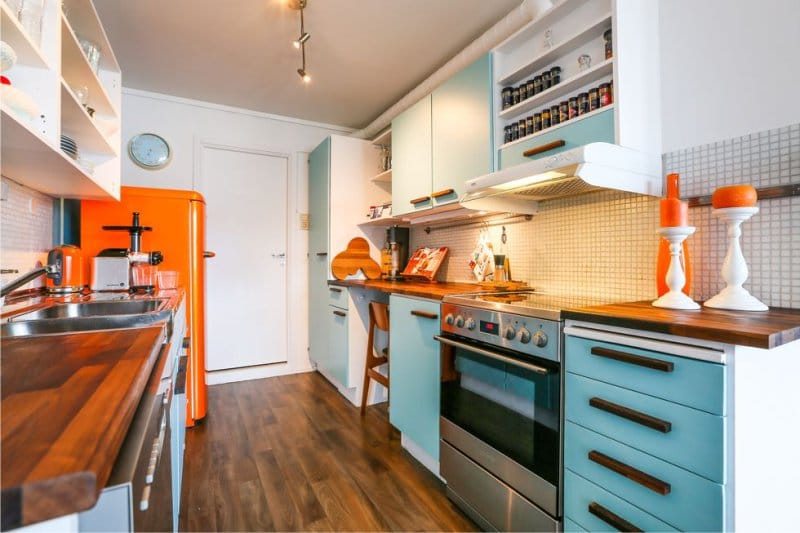 Oranssi-sininen väri keittiön sisätiloissa