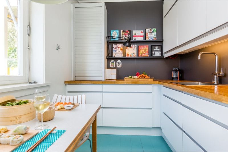 Ruskea ja sininen väri keittiön sisätiloissa
