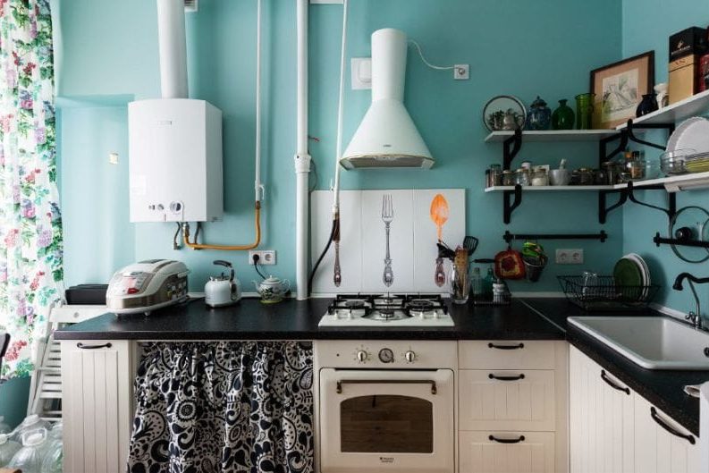 Musta ja sininen väri keittiön sisustuksessa Provencen tyyliin