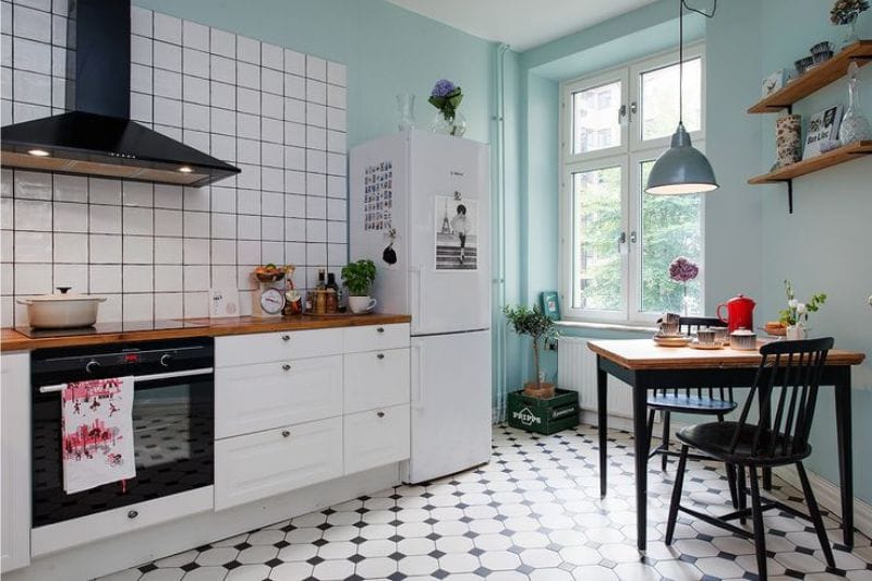 Musta ja sininen väri keittiön sisätiloissa