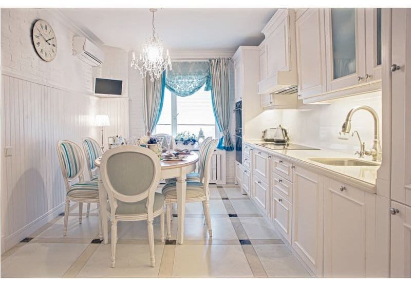 Valkoinen ja sininen Provence -tyylinen keittiö