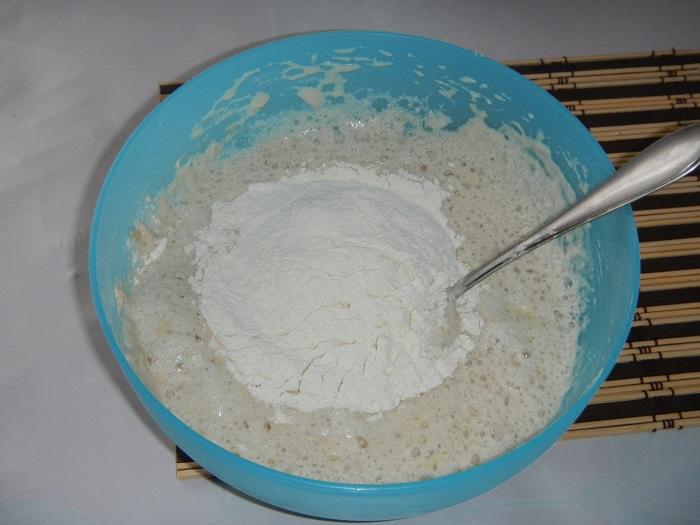 Primul pas este pregătirea aluatului. Pentru a face acest lucru, amestecați laptele, drojdia și făina într-un castron.