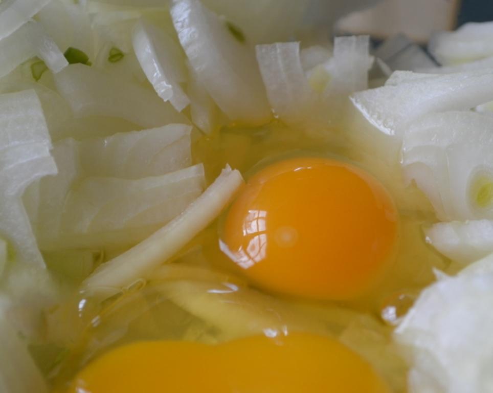 Adăugați ouă și sare într-un castron cu ceapă și amestecați totul bine