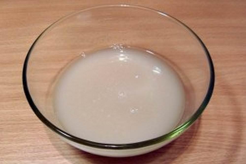 Προσθέστε μαγιά στο ζεστό γάλα και αφήστε το στην άκρη για 10-30 λεπτά