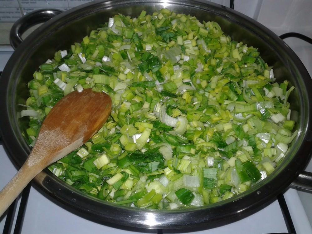 Chopιλοκόβουμε το πράσινο κρεμμύδι και τηγανίζουμε σε ένα τηγάνι για περίπου ένα λεπτό