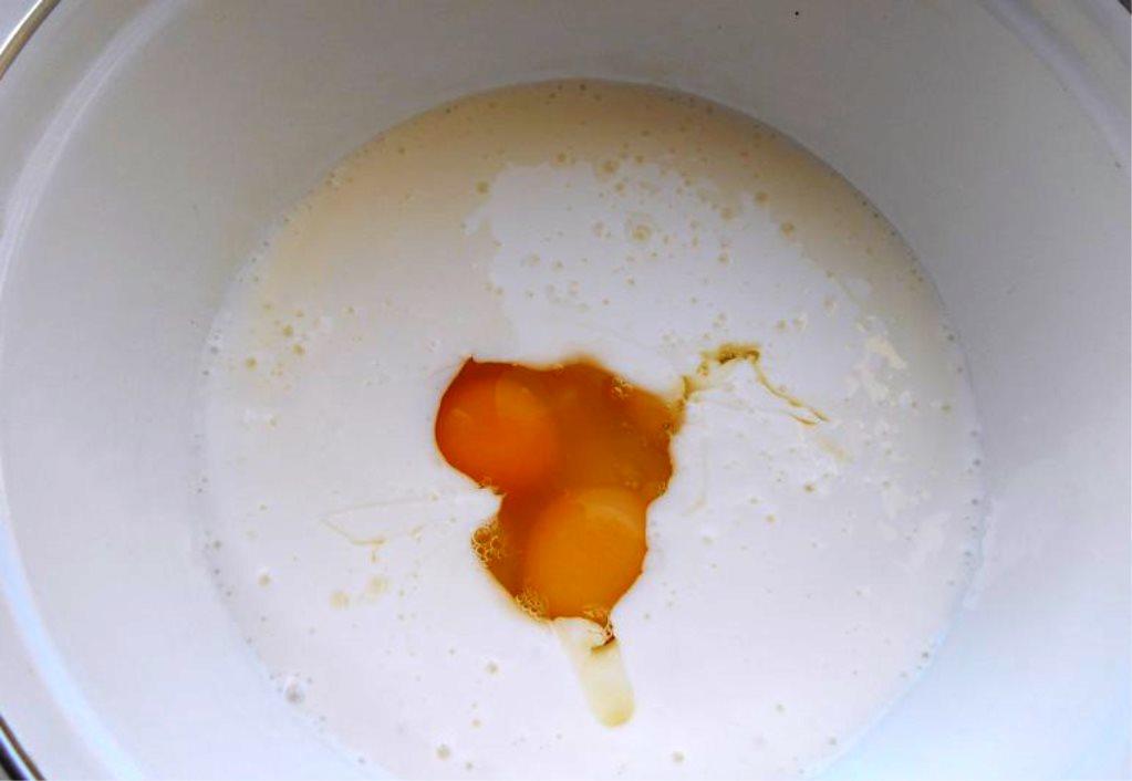 Adăugați două ouă la kefir la temperatura camerei