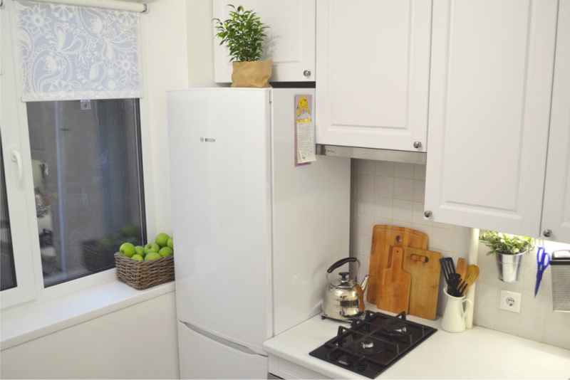 Keittiö 4 m², jossa jääkaappi ja miniliesi