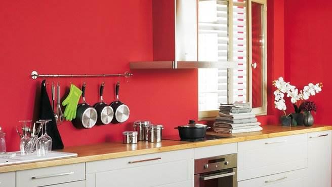 Keittiön seinien maalaaminen kirkkailla väreillä on loistava vaihtoehto yksilölliseen keittiösuunnitteluun