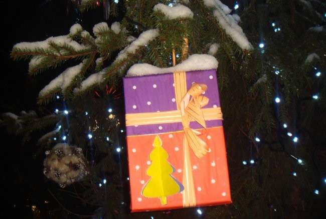 Jouet d'arbre de Noël grand sur un arbre de rue