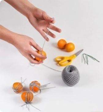 Slobodni prostor između mandarina može se popuniti grančicama ili umjetnim lišćem.
