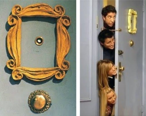 الإطار الأصفر على الباب الأمامي في Friends