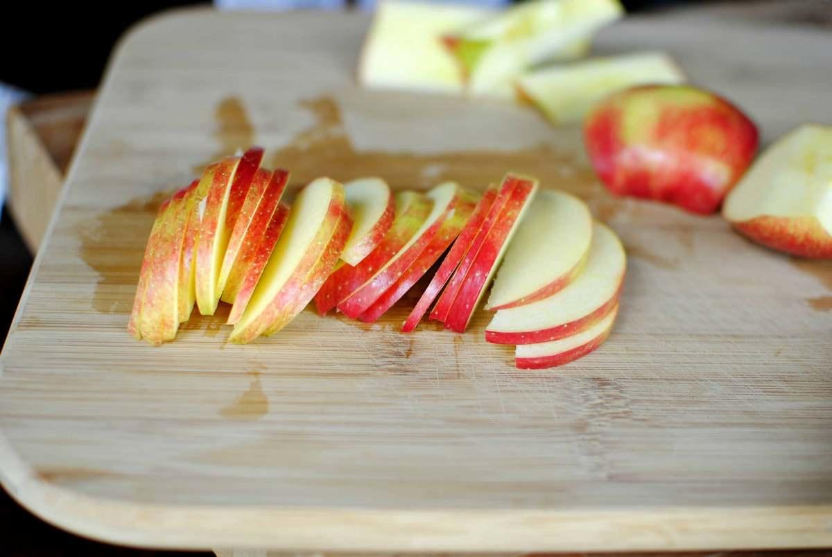 Jablká nakrájame nadrobno, posypeme ich citrónovou šťavou