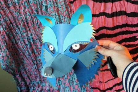 Você pode tentar fazer máscaras tridimensionais de animais usando papelão e papel colorido.